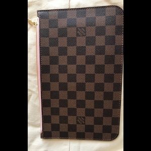 Louis Vuitton neverful pouch (pink interior)